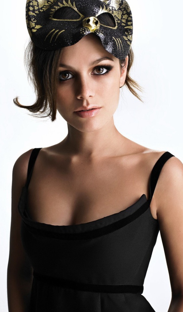 Рэйчел Билсон в маске на белом фоне