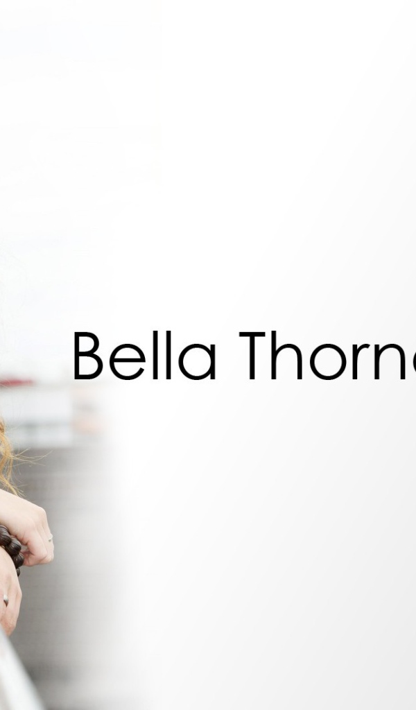 Рыжая девушка Белла Торн