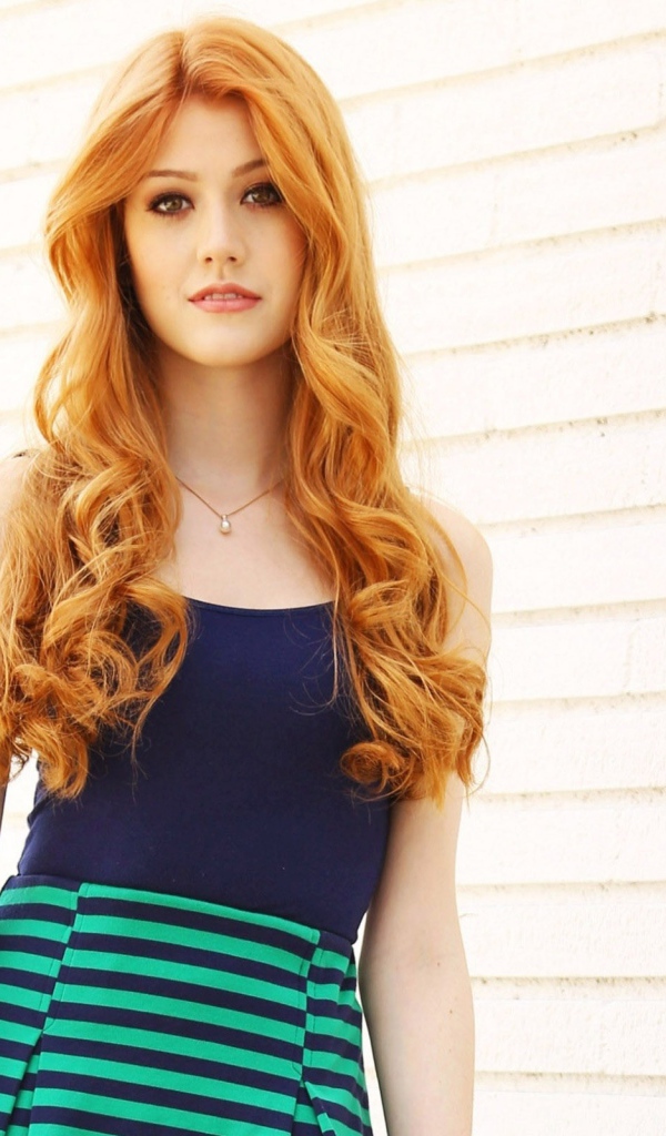 Рыжая девушка Кэтрин Макнамара