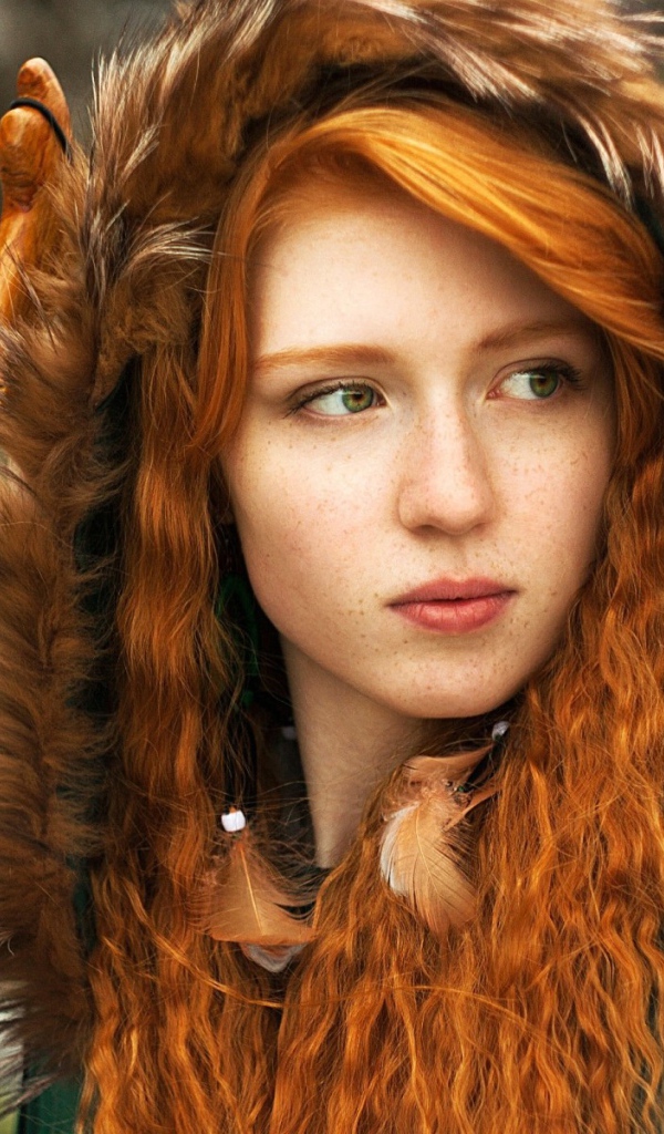 Рыжая девушка в зеленом балахоне