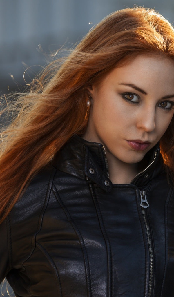 Рыжая девушка в кожаной куртке, портрет