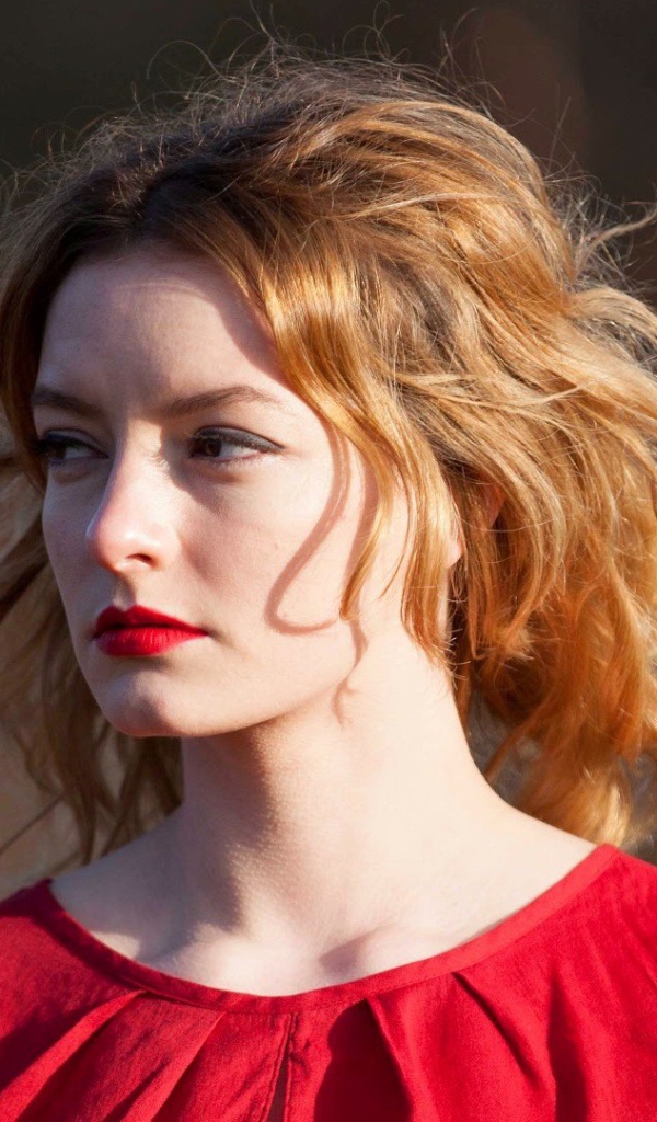 Рыжеволосая девушка в красном платье