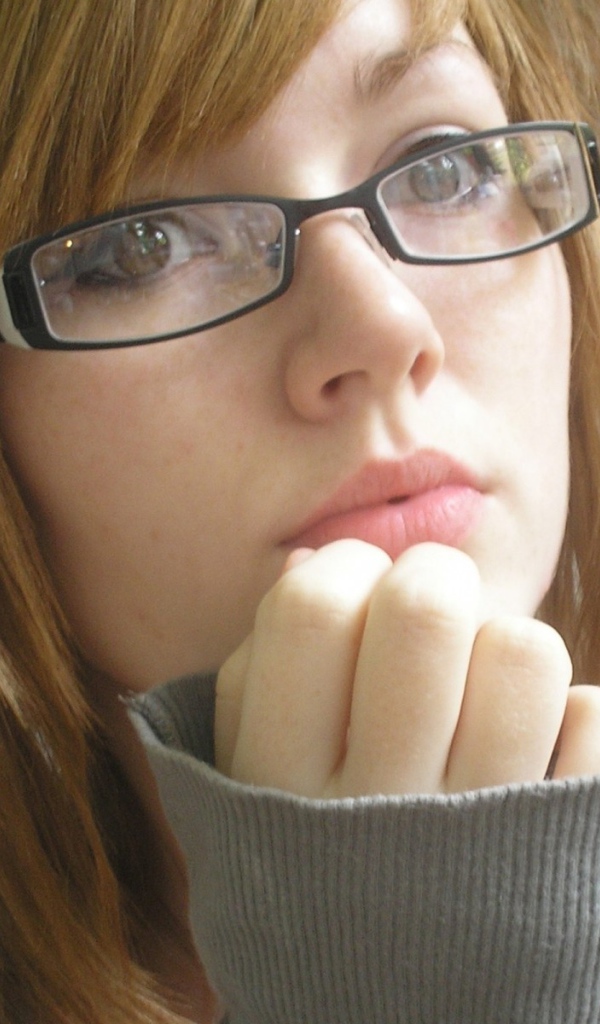 Рыжеволосая девушка в очках