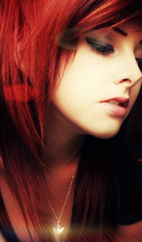 Рыжая девушка в красных лучах