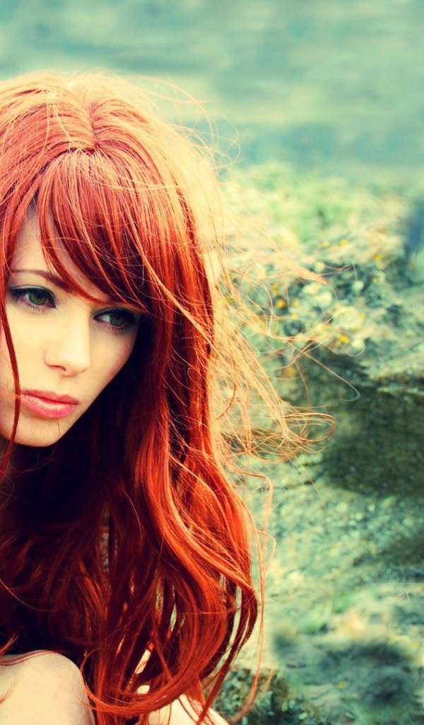 Рыжая девушка на природе