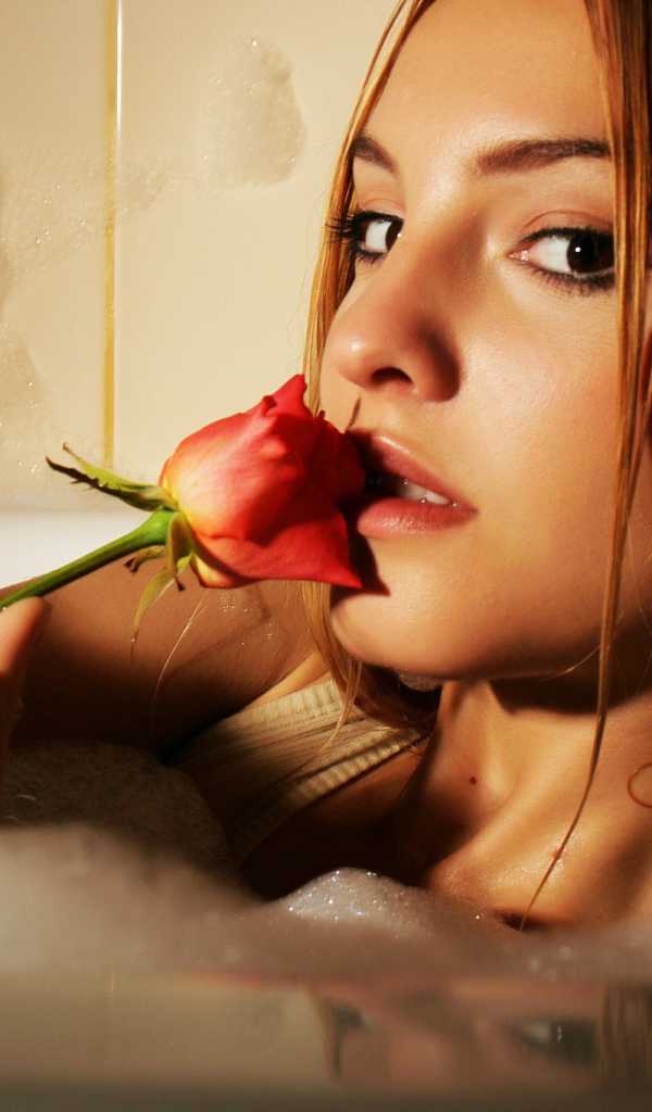 Рыжая девушка с розой купается