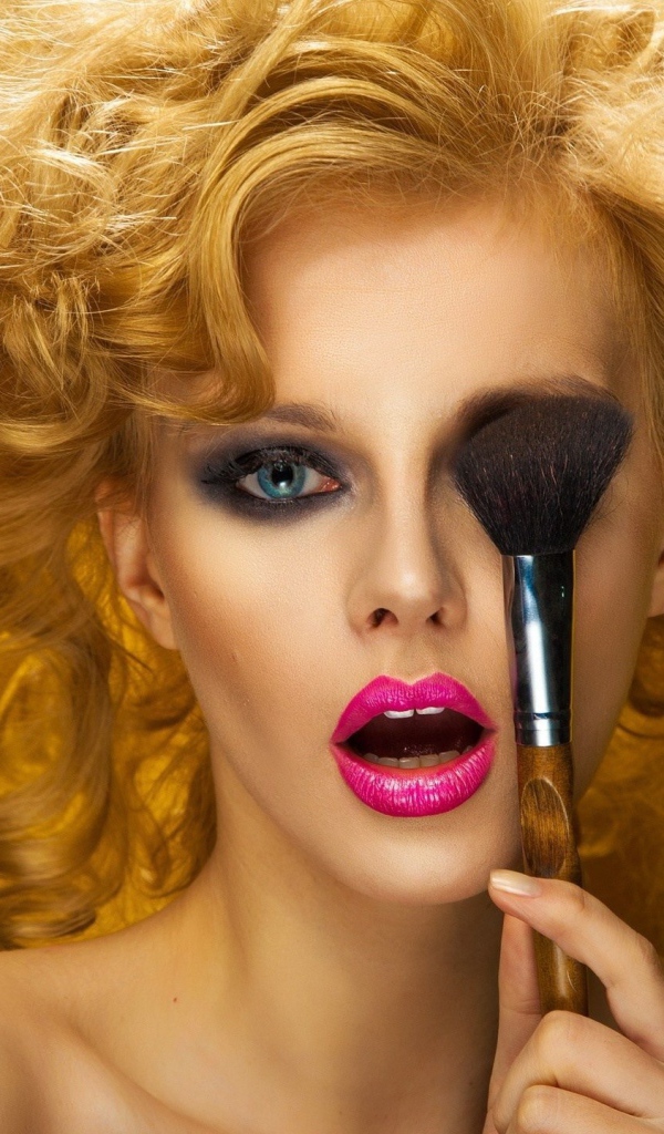 Рыжая девушка делает макияж