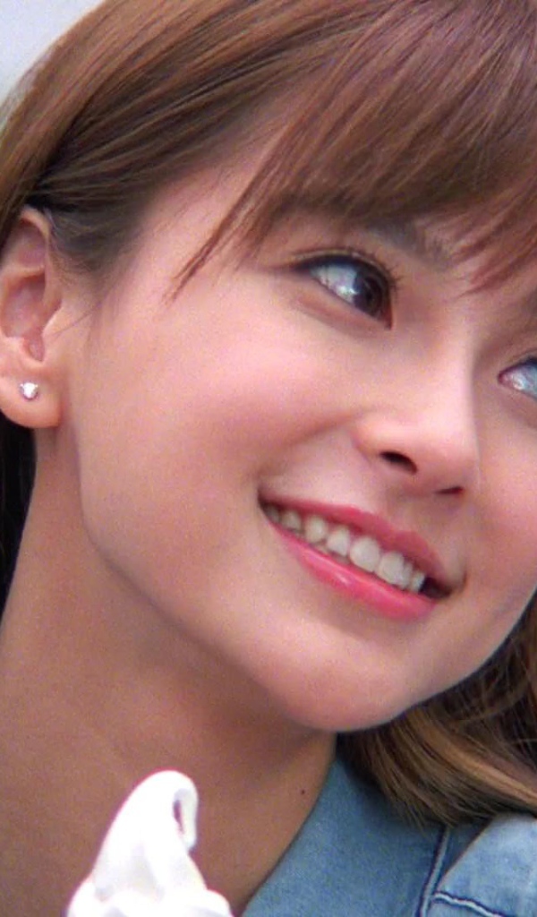 Рыжая девушка японка улыбается