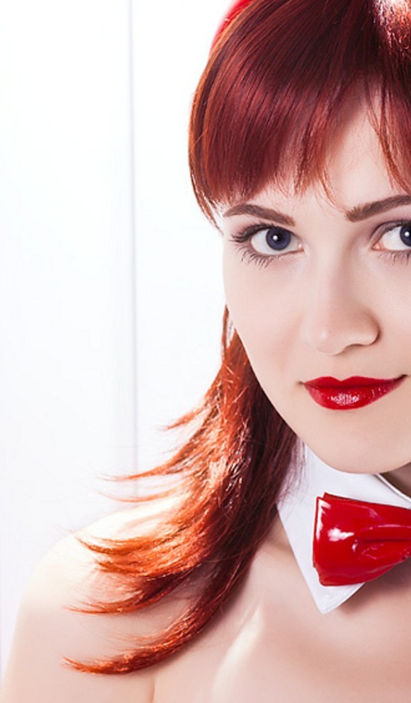 Красная бабочка на шее девушки