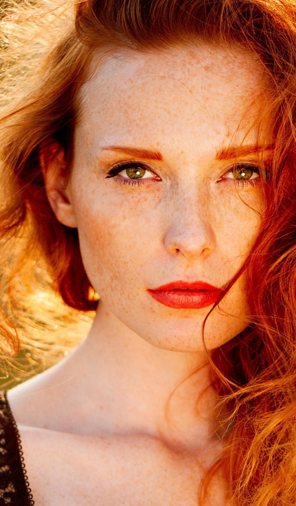 Красные губы у рыжей девушки
