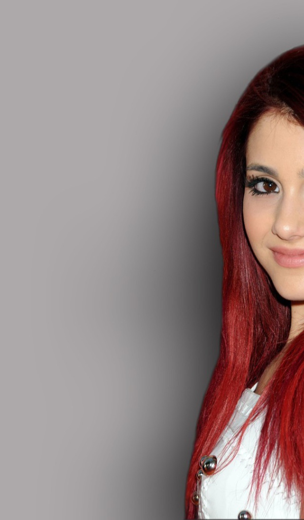 Красноволосая девушка Ариана Гранде