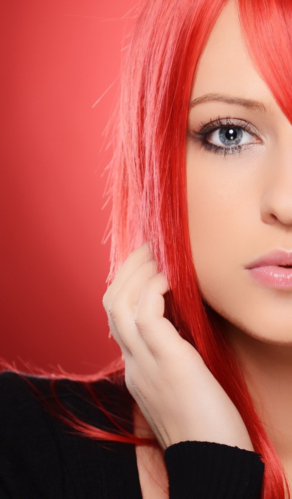 Красноволосая девушка на красном фоне
