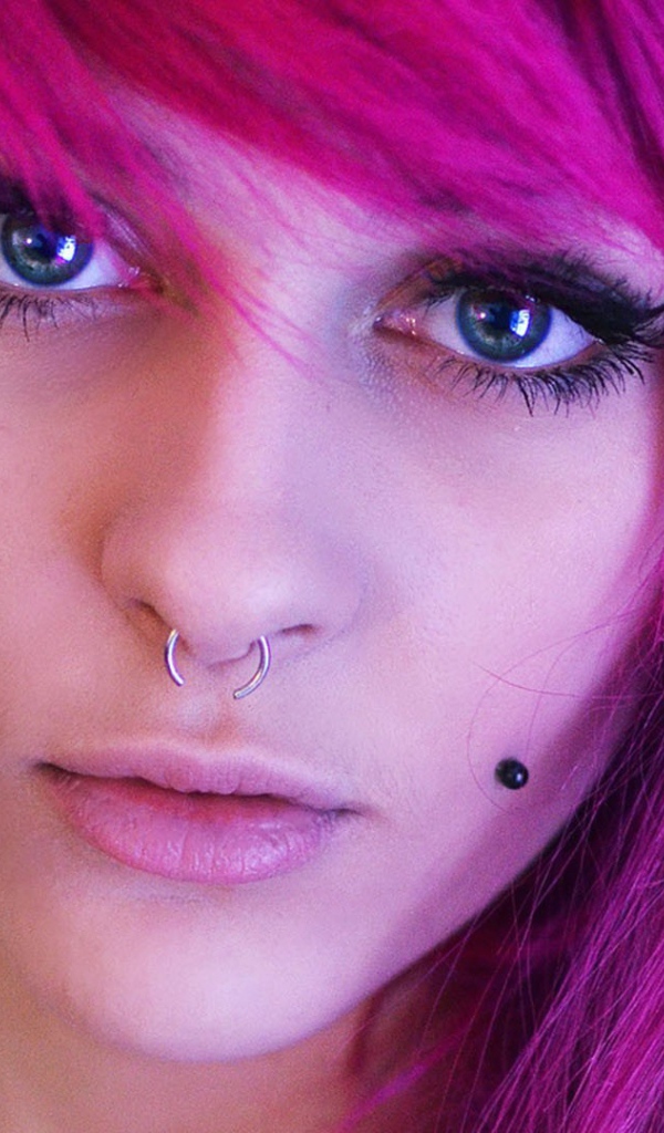 Кольцо в носу у девушки с розовыми волосами