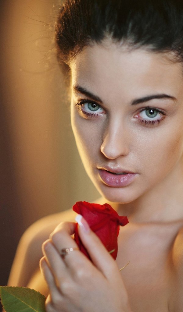 Роза в руке у девушки Аллы Бергер