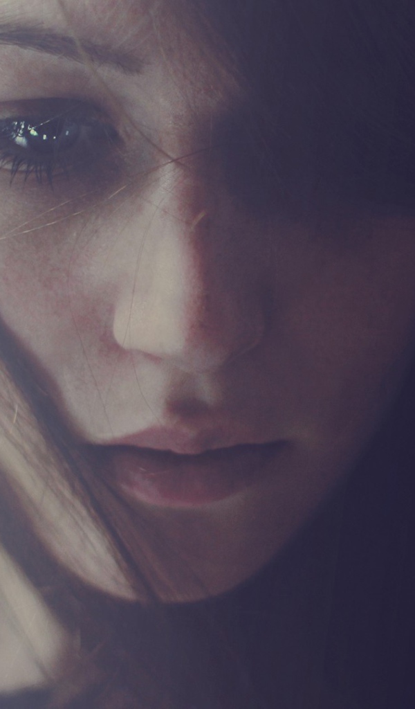 Грустные глаза у девушки брюнетки