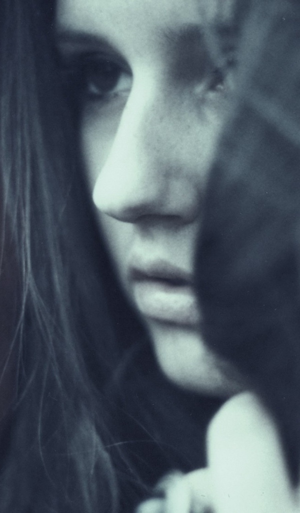 Грустная девушка в капюшоне