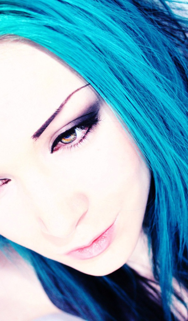 Грустная девушка с голубыми волосами