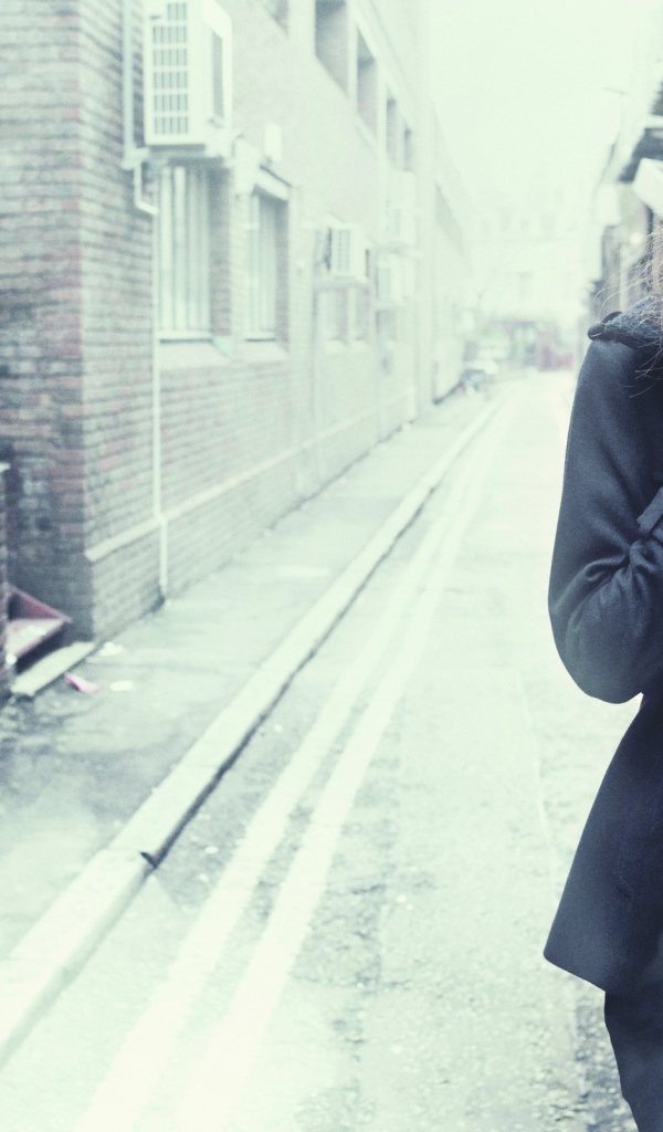 Девушка съежилась от холода