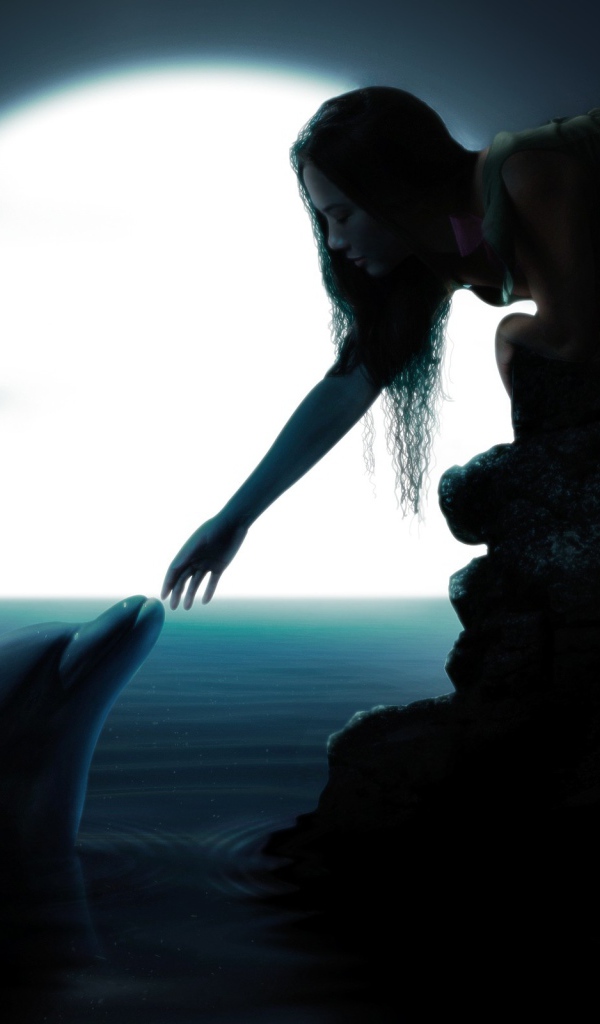 Девушка протянула руку к дельфину