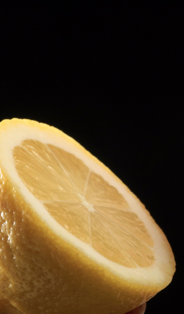 Девушка поднесла лимон к губам