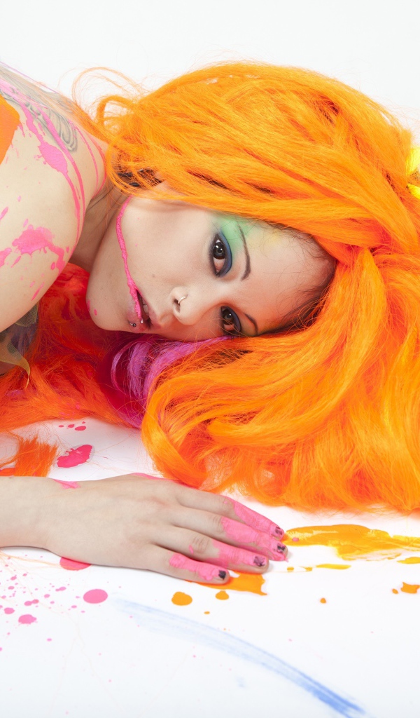 Девушка в красках с оранжевыми волосами