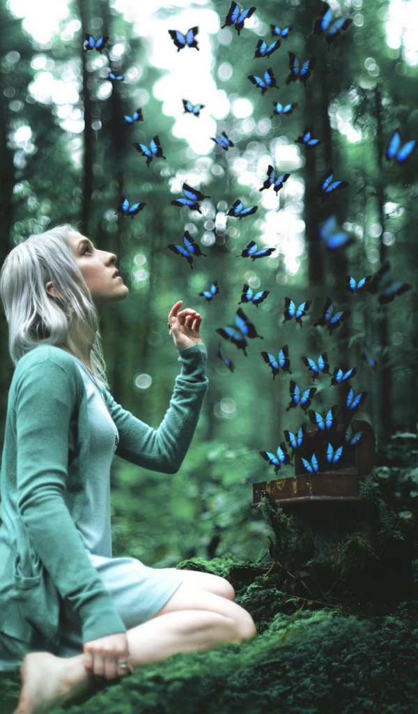 Девушка выпустила бабочек на свободу