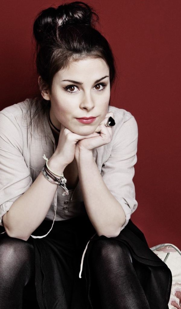 Певица Лена Майер-Ландрут на красном фоне