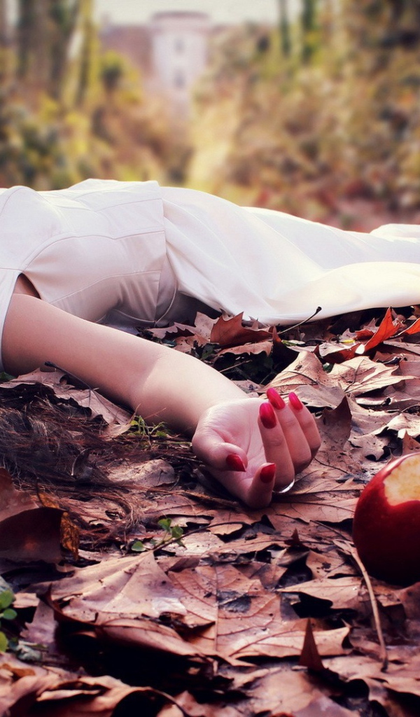 Спящая красавица попробовала заколдованное яблоко