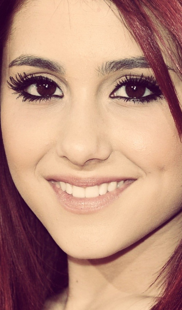 Улыбка девушки Ариана Гранде