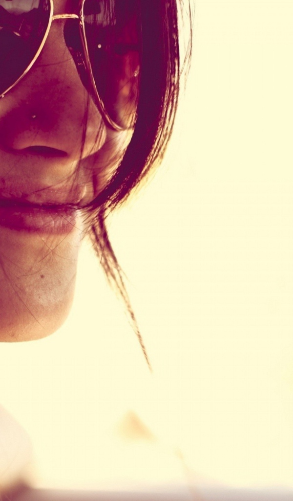 Улыбчивая девушка в очках