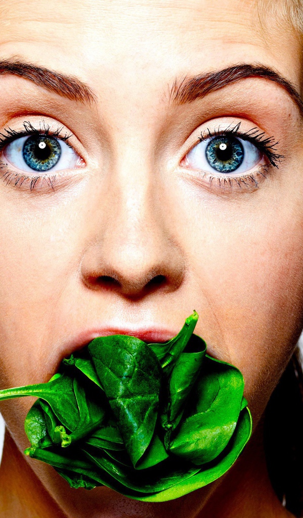 Щавель во рту у девушки