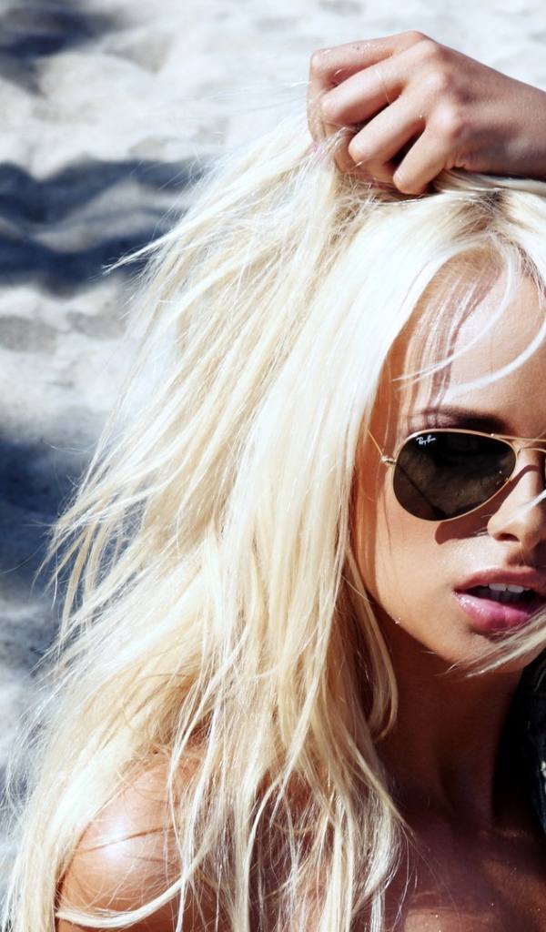 Стильная блондинка в темных очках