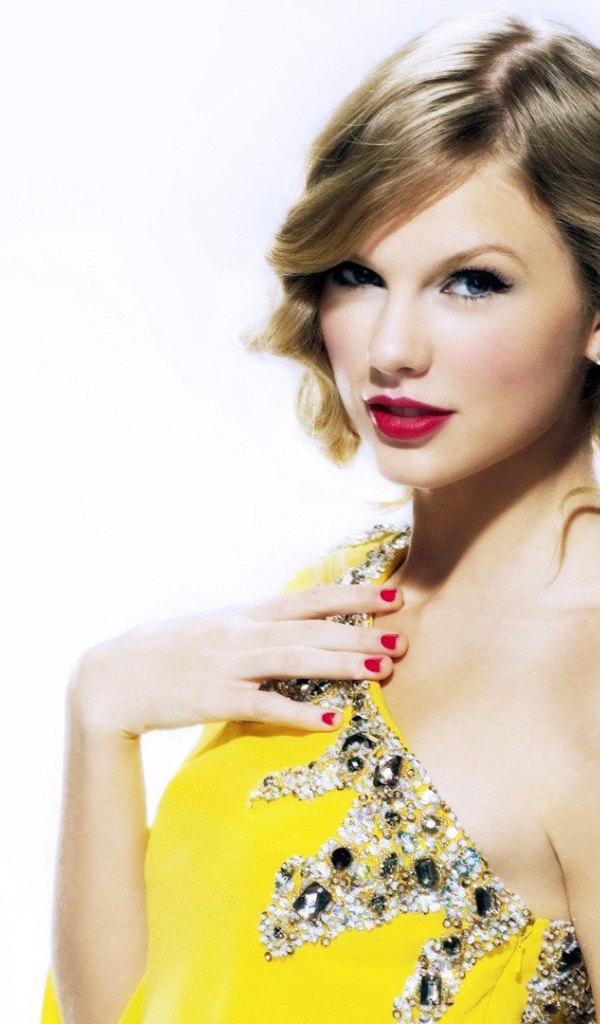 Тейлор Свифт в желтом вечернем платье