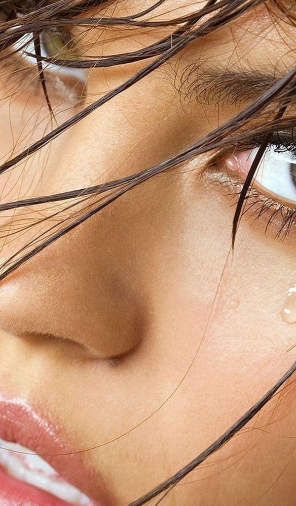 Слеза на лице расстроенной девушки