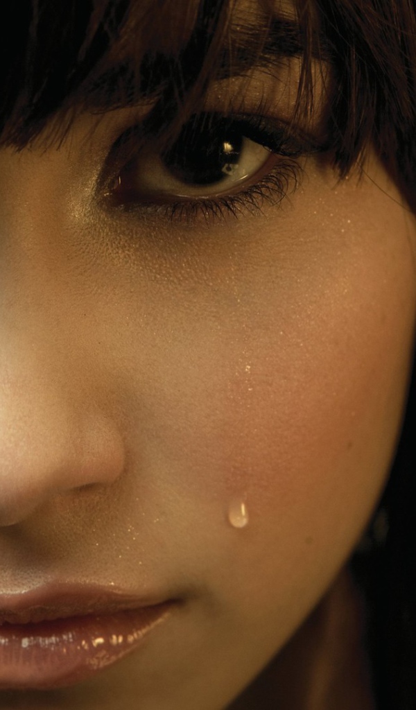 Слезы на лице у девушки