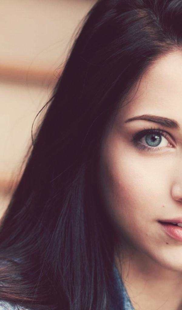 Черноволосая девушка Эмили Радд