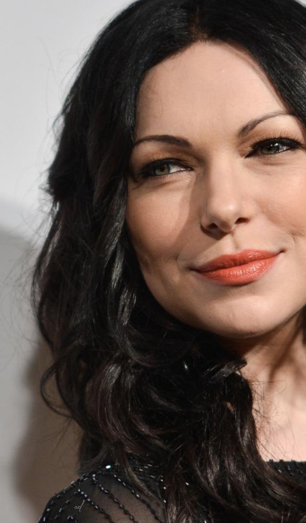 Брюнетка актриса Лора Препон