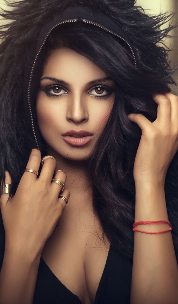 Брюнетка в черной меховой накидке