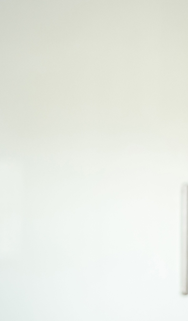 Брюнетка в розовой вязаной кофте