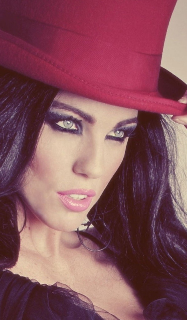 Брюнетка в красном цилиндре