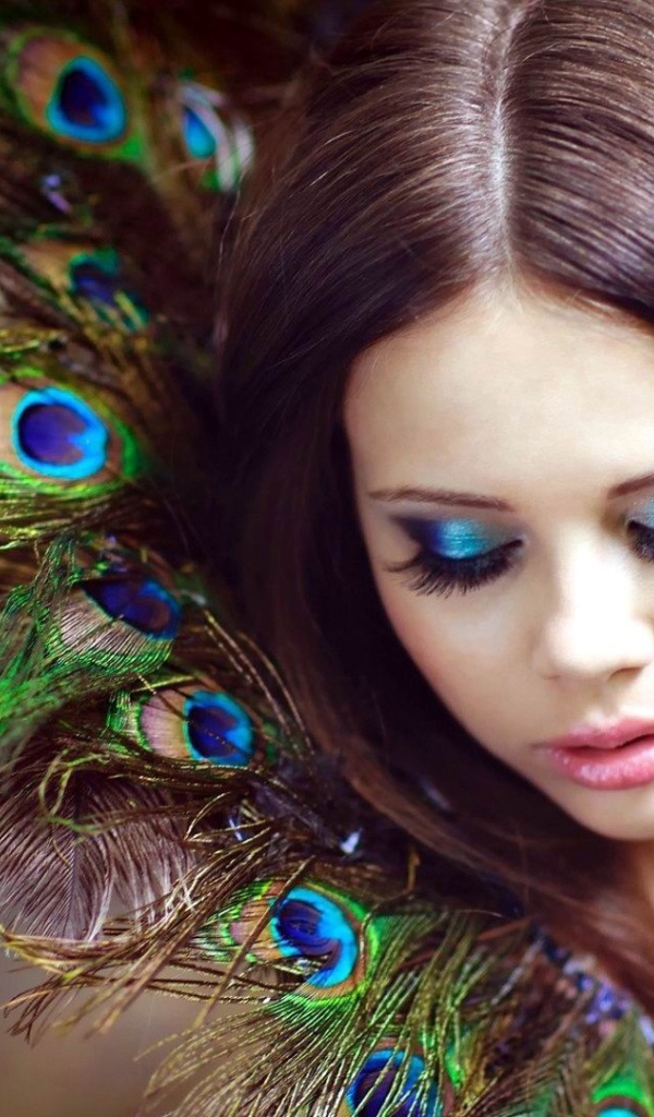 Воротник у девушки из перьев павлина