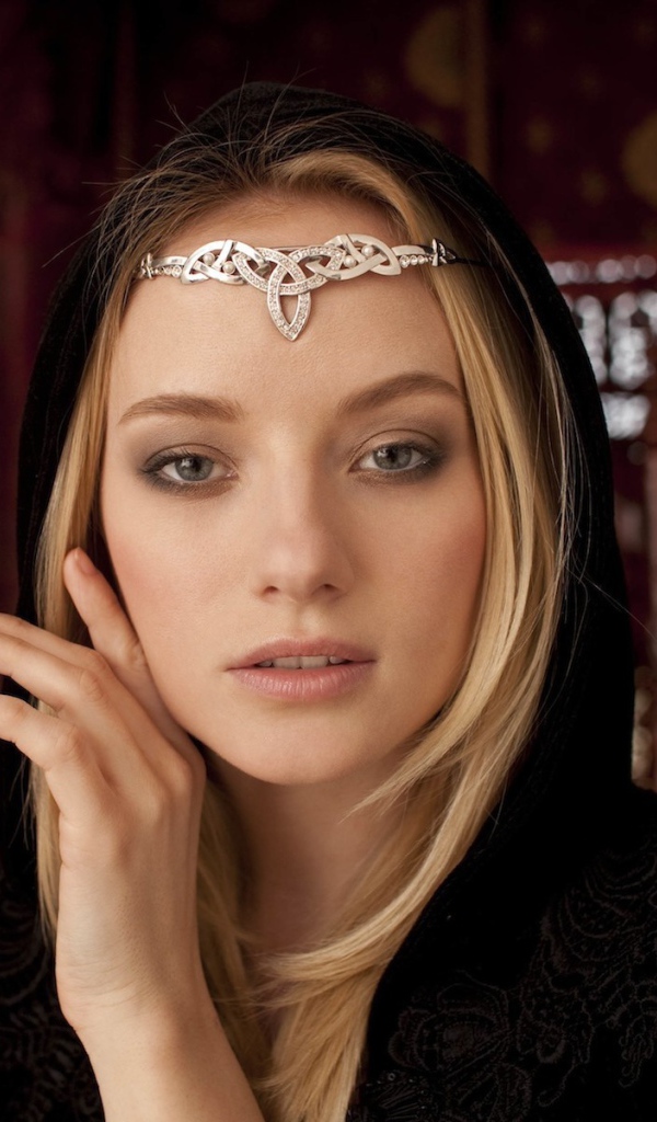 Украшение на лбу девушки