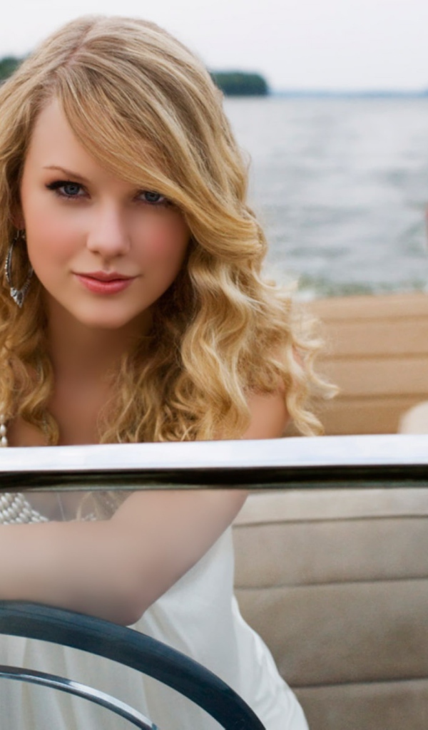 Знаменитая блондинка за рулем катера