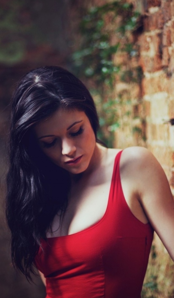 Девушка у полуразрушенной каменной кладки