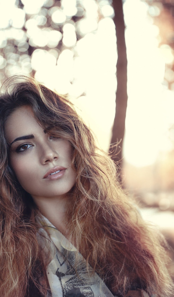 Девушка у дерева, портрет