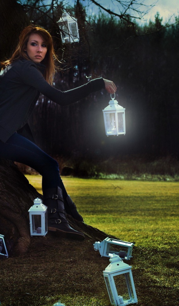 Девушка с фонариками у дерева