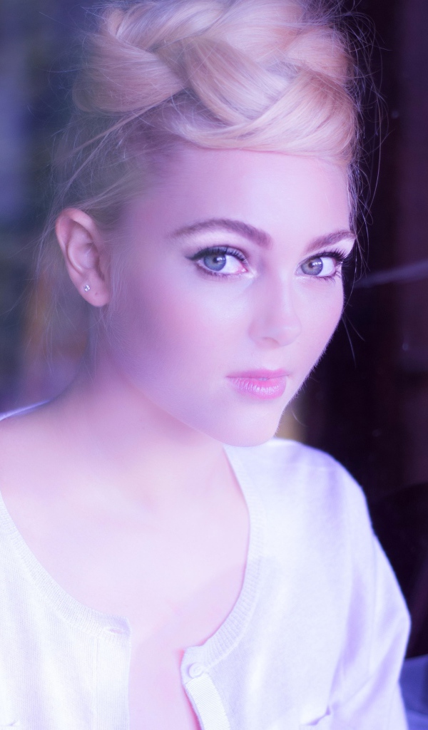 Девушка у окна Анна София Робб