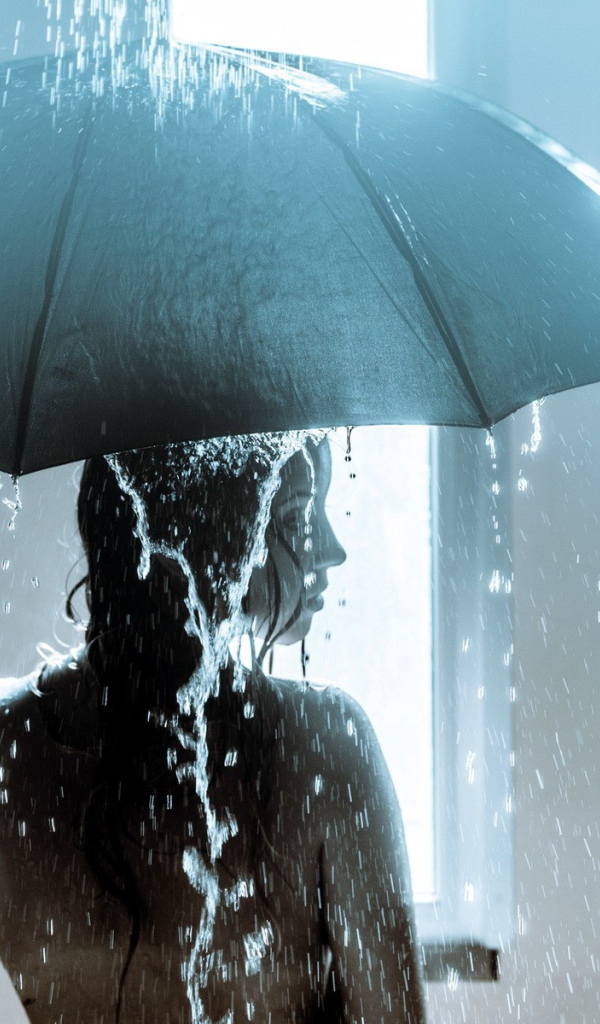 Девушка стала под душ с зонтиком