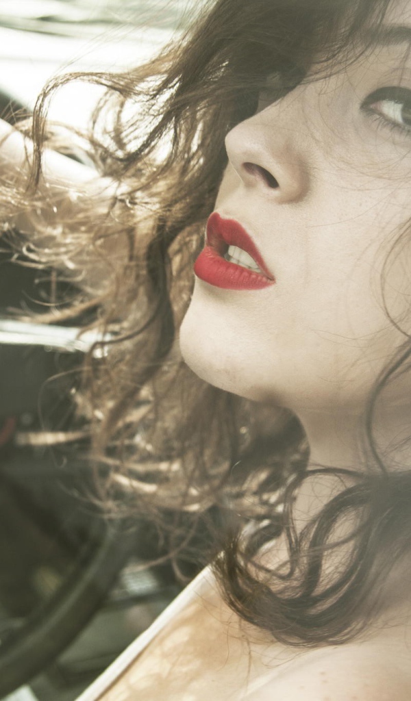 Девушка за рулем БМВ