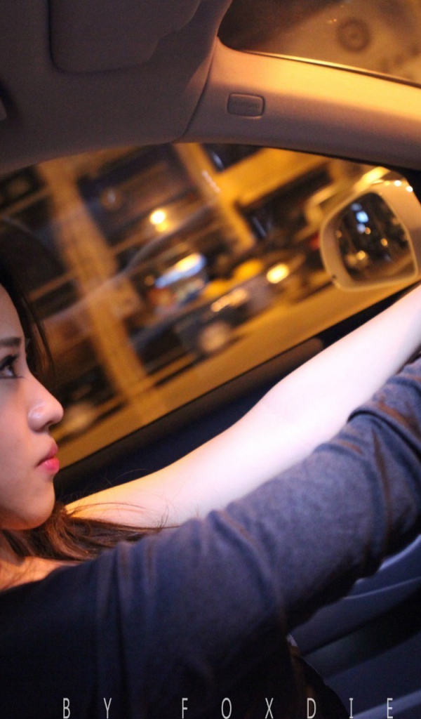 Девушка гонщица за рулем Audi Q3